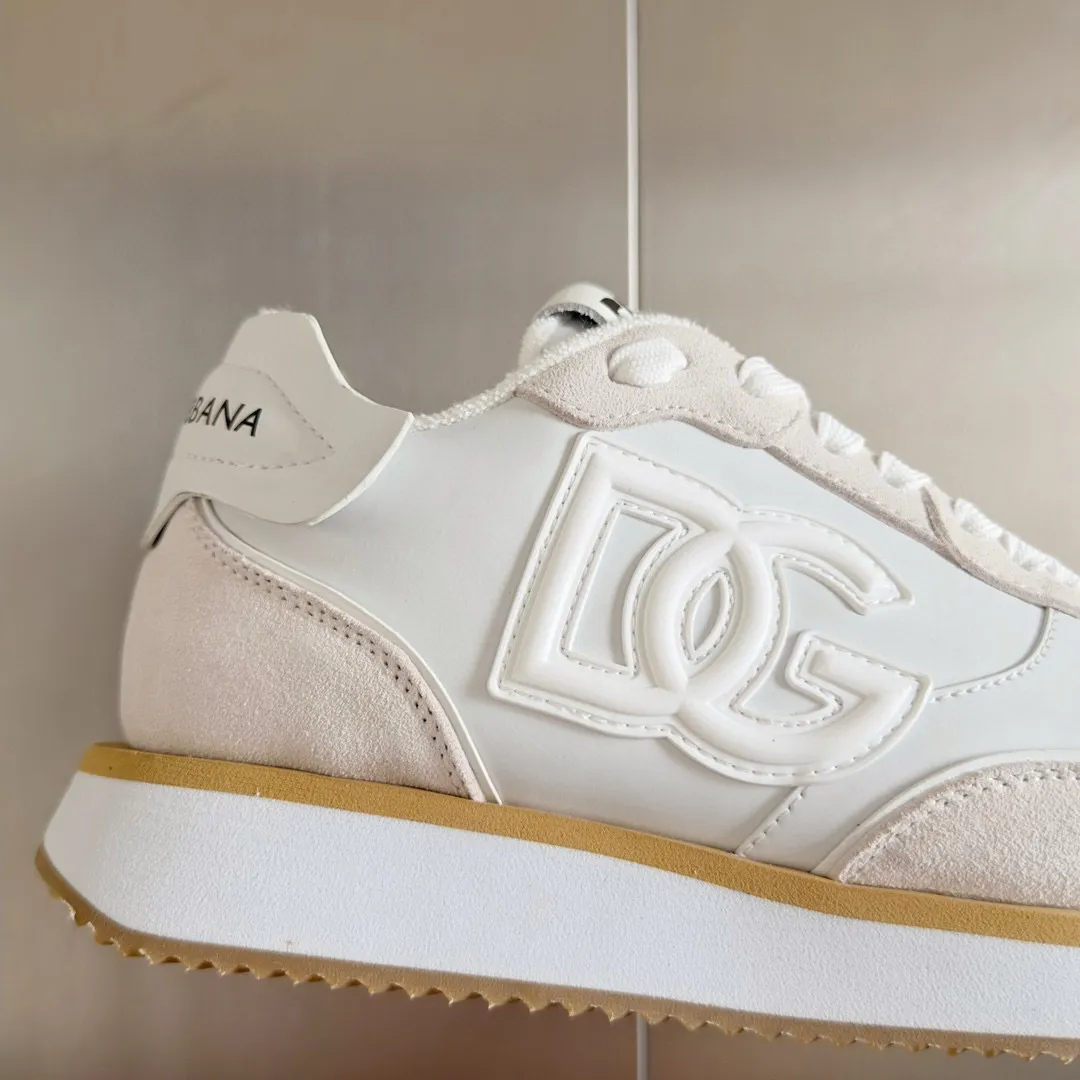 Factory price: 458💰D&G's latest Cushion series casual sports shoes, dad shoes, running shoes, original purchase and development, production, handmade, but always looking to the future. The new Cushion sneakers feature a two-tone suede upper accented by a mesh contrasting printed DG cross logo on the side. The lightweight, grippy rubber outsole is innovatively designed to provide excellent performance, while the jacquard label adds timeless style. Exquisite packaging at the delivery counter🛍📦 ▪️ Fabric: Original custom-made first-layer cowhide ▪️ Lining: Original custom-made breathable towel lining ▪️ Sole: Original open-molded rubber material ▪️ Bottom thickness: 3.5CM ▪️ Size: Men's 38-44, customized 45